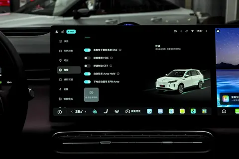 新年开新车，红旗HS6 PHEV配零重力座椅+冰箱+1650km超长续航