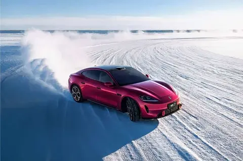 运动轿车新王之争！小米SU7对比尚界Z7到底谁更强？